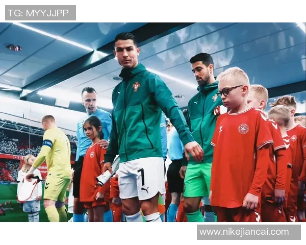 致敬足球明星的无私奉献与激情追梦的感人瞬间